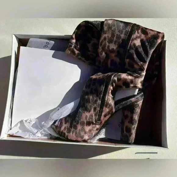 Size 8 NWT NIB Bamboo LEOPARD Print over the knee heel boot open toe - Picture 3 of 4